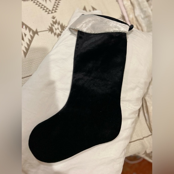 Black velvet with whites trim aroundf top and a bow. - Picture 2 of 3